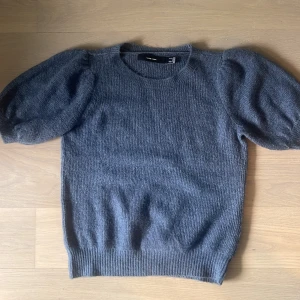 Vero Moda topp - En jättefin kortärmad, stickad topp i marinblå från vero Moda! Storlek S, men skulle säga att den även passar xs-m! 