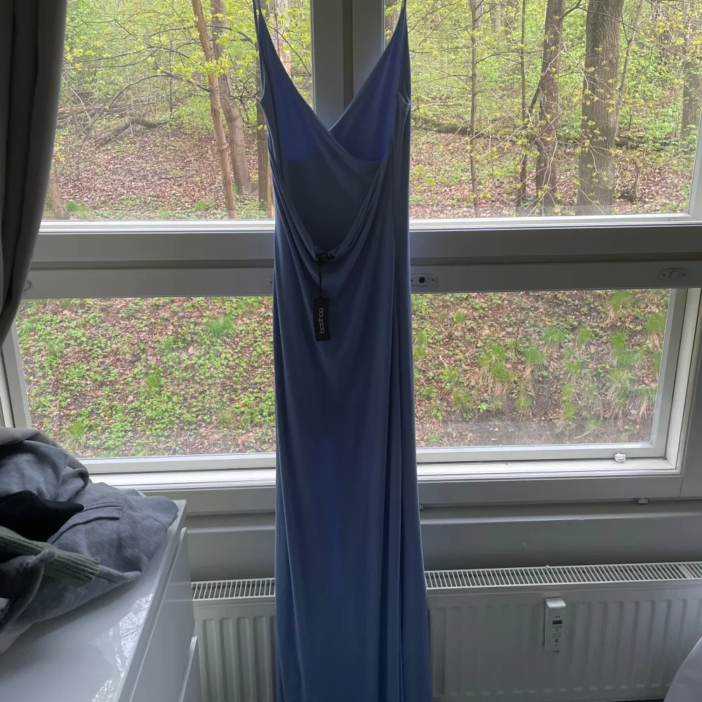 En fin klänning perfekt till de som ska ha bal nu i sommar! Den är ljusblå, omlott med slits och med en låg rygg. Hör av er för fler bilder!🩵🌸🫶🏻☺️. Klänningar.