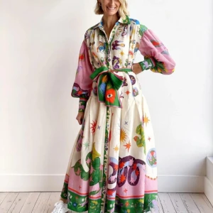 Italiensk sommar-designerklänning💃🏻✨ - Säljer denna smickrande, trendiga, bekväma och unika klänningen som är perfekt under alla årstider. Den unika designer klänningen liknar en desgin av Vera Peroni.✨ Helt oanvänd då den inte passade i längd, org. pris: 1 200:-