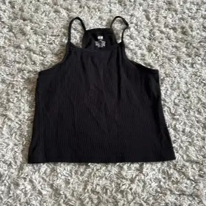 Ett svart fint linne från H&M. Storlek  146-152! Billigt pris 🤩
