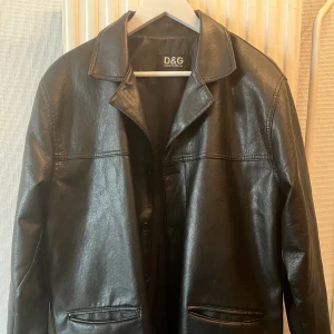 Skinnkavaj/jacka D&G - Mycket snygg skinnkavaj/jacka från Dolce & Gabbana. Passar från strl L och uppåt. 