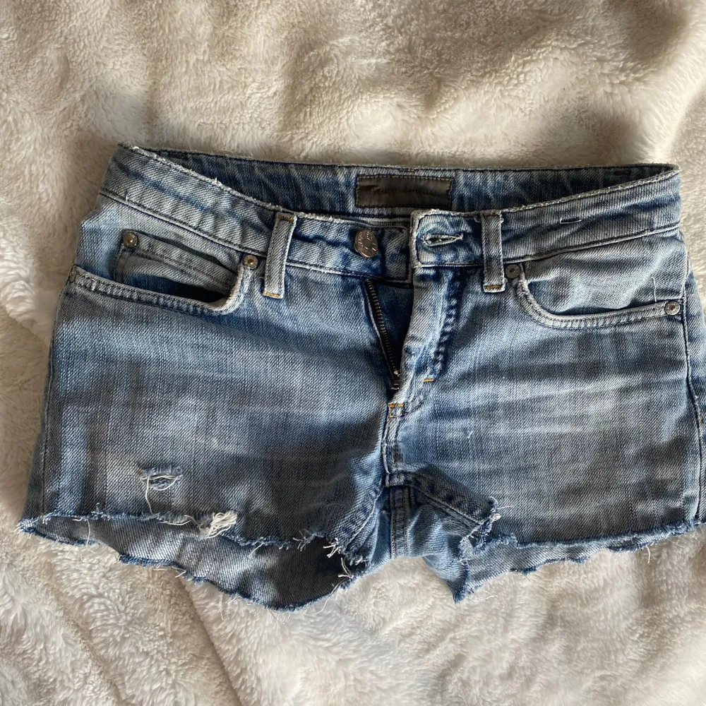  Lågmidjade jeans shorts🥰🥰 det står ingen storlek i dom men jag skulle säga att det är storlek XXS/XS!. Shorts.
