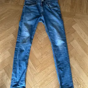 Dondup jeans i model George storlek 32. Skicket är 9,5/10 inga slitningar över huvudtaget. 103cm längd 16cm nere vid foten.