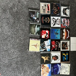 Metal/Rock CD - Metallica skivorna är använda några gånger men, vissa är begagnade men i bra skick resterande är använda 1-2 gånger och i relativt bra skick.