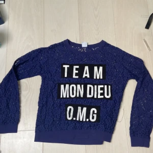 Spets långärmad  - Långärmad spets tröja från gina Tricot i strl xs. Normal i storleken och säljer pga av att den är för liten. Inga fläckar.