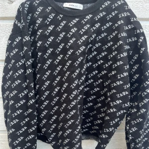 Zara tröja - Zara tröja i storlek S. Köpt år 2018 och används flitigt men fortfarande i mycket bra skick. Frakt står för köparen.