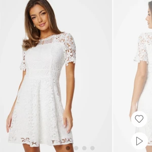 Studentklänning  - En jättefin vit studententklänning i storlek 36 som aldrig har kommit till användning😍den köptes för 1100kr men säljer den för 800kr🌼så passa på!