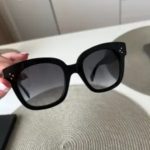 Säljer dessa Celine solglasögon i strl ”Oversized S002” i svart. Har dessvärre inte kvar fodral eller kvitto, därav pris. Köpta för 4300 kr