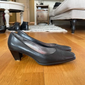 Bekväma klackar - Super bekväma klackar som tyvärr är lite för stora på mig, de har lite defekter på klacken men annars funkar dem som nya!💓