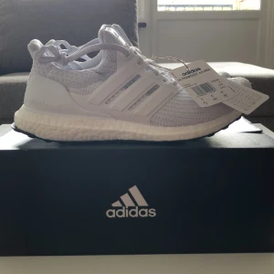 Ultraboost 4.0 - 100% Oanvända Ultraboost 4.0 som kommer med originalbox!