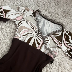 Brun t-shirt med mönster  - Tröjan är i storlek S . Köpt utomlands. 2000s stil. Säljer då den inte används. Bra skick!💓 säljer för 100 kr +frakt. Pris kan diskuteras dock. 