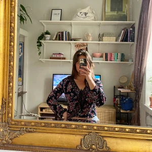Hollister blus - Välanvänd blus från hollister. Blommig. Med knytdetalj