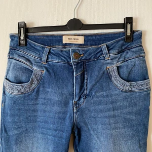 Mos Mosh jeans - Ett par super fina blåa Mos Mosh jeans i bra kvalite, näst in till oanvända🌟  ursprungspris 1699kr 
