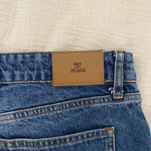 Säljer dessa low waist skitsnygga Nelly jeans som tyvärr är lite stora på mig som vanligtvis är en 34. Använt endast ett fåtal gånger 💙 originalpris 599