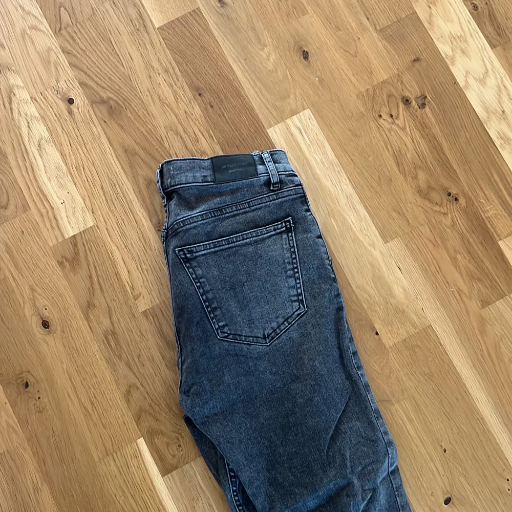 Helt oanvända bootcut jeans ifrån Gina. Low waist. Säljer eftersom dom inte passar . Jeans & Byxor.