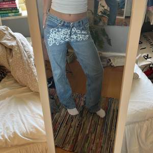Ascoola jeans som jag målat på😍 säljer då dem tyvärr blivit lite små för mig❤️ original från Gina tricot