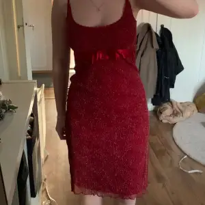 Röd glittrig klänning med ett band runt om. Prislapp finns kvar❣️