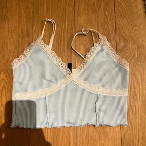 Ljusblå spets topp - Ljusblå spets topp från HM  Storlek M 