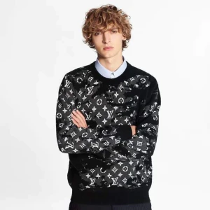 Louis Vuitton sweater! - Dax för denna lv sweater en riktig blick fångare!   Box og! Size medium Cond 8/10 använd 10 tals gånger! 