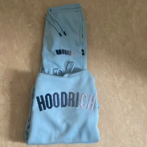 Blå Hoodrich tracksuit  - Hoodrich tracksuit. Storlek S passar. 