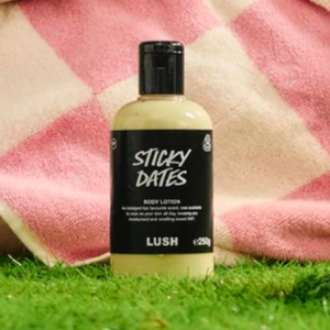 Sticky Dates lotion 250g - Använd en gång så den är som ny fortfarande full! Kan ta bild vid önskemål säljer den då jag inte var särskilt förtjust i doften tyvärr 🙁 men vet att den är väldigt omtyckt av andra och super poppis så den kan nog glädje någon annan 🥰🙌🏽