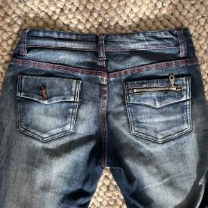 Supersnygga vintage lågmidjade jeans med rosalila detaljer. Märke Miss Posh, köpta vintage men i perfekt skick! Så unika och jättefin modell😍passar S  perfekt men skulle säkert fungera på någon aningen mindre eller större🫶🏻pris kan diskuteras❤️❤️