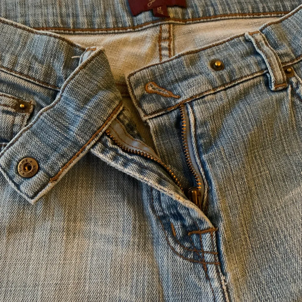 Jättesnygga lågmidjade jeans 🤍 gylfen har gått sönder men det går att laga, går annars att sätta en säkerhetsnål vilket inte syns på . Jeans & Byxor.