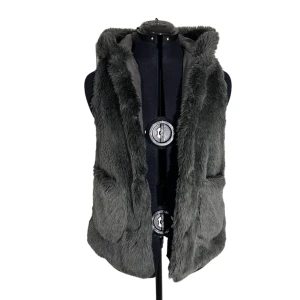 Päls väst med luva - Suuuper mysigt päls väst med luva, knappar och två fickor!