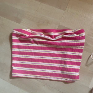Randig topp  - Säljer denna randiga toppen som jag även har i matchande kjol. Hör av dig om du är intresserad av båda så kan du få det för ett billigare pris än om du köper en💕💕