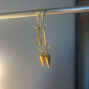 Elsa short - Fina guldiga örhängen som inte finns i silver, FÅR INTE KOMMA I KONTAKT MED VATTEN, går att köpa en om du inte vill köpa ett par och då blir det såklart billigare❤️