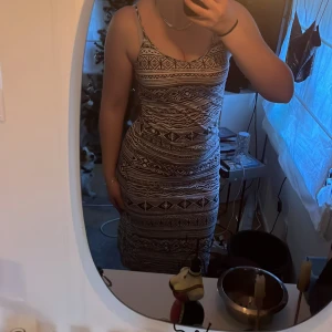 Lång klänning - Lång och tunn klänning i bra skick. Stor i storleken!