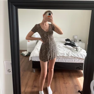 Leopard klänning  - Mycket bra skick! Kort i modellen.