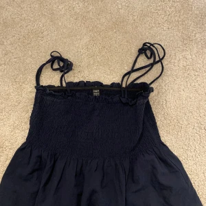 Sommar topp - Säljer denna gulliga top som är perfekt för sommaren! Pris kan diskuteras!🤍 Hör av er för fler bilder!