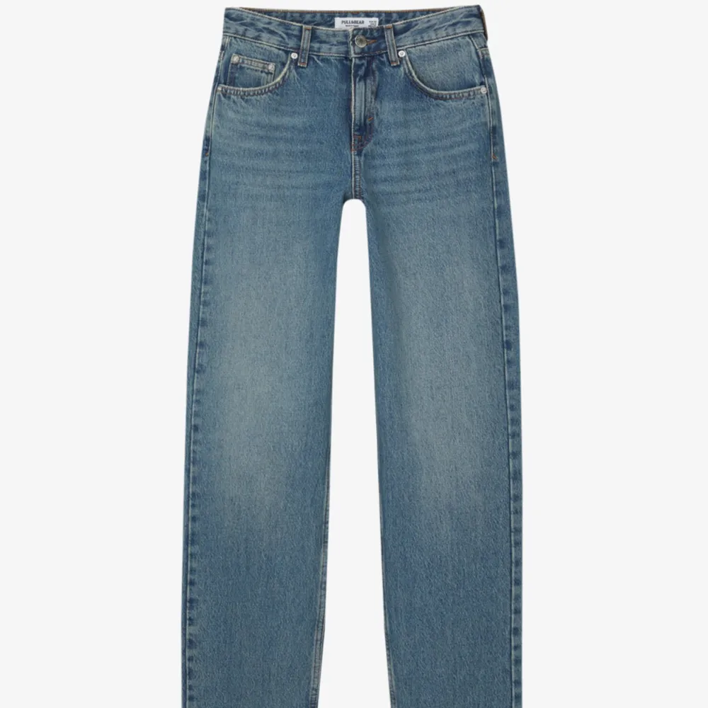 Midwaist jeans ifrån PULL&BEAR köpta från Zalando o knappt använda!. Jeans & Byxor.