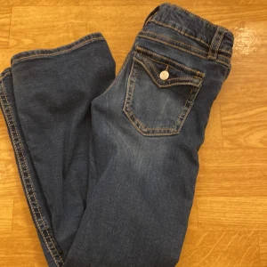 Jeans - Jag säljer dessa boutcout jeansen från Gina Young i storlek 152, jag säljer dem då dem precis blivit för korta för mig och jag är runt 157. Dem är inte jätte använda kanske har haft på mig dem runt 15 gånger. Skriv gärna om ni har några funderingar 💞