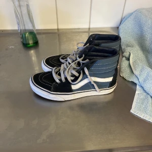 Vans 💙 - Säljer mina vans då de inte kommer till användning längre. Använt skick. Går ej ner i pris. Storlek 37. Köparen står för frakten!! 