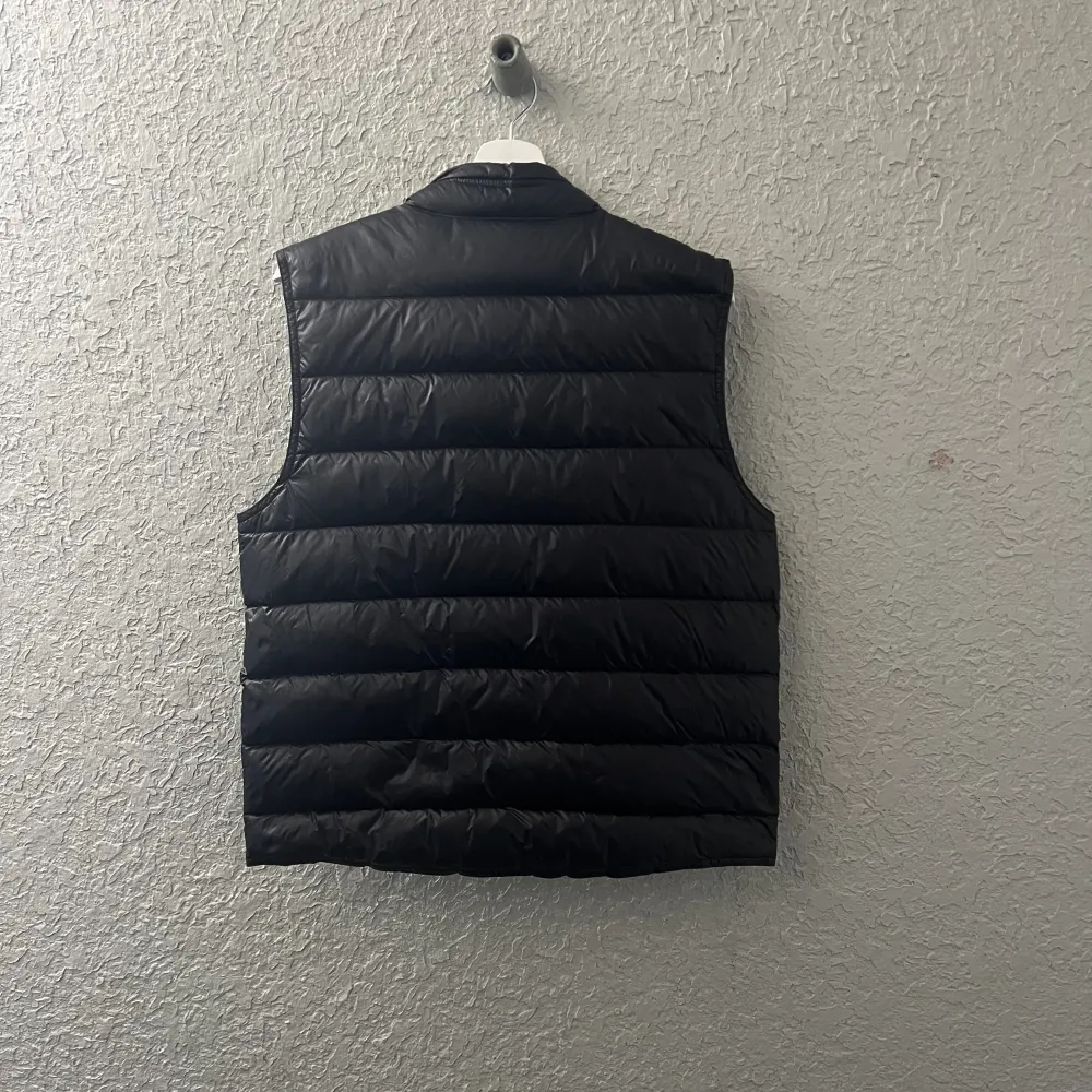 Klassisk och tidlös Moncler-väst i behov av lite kärlek, erbjuds för 1100 kr. Och även om dragkedjan är trasig, är det en enkel fix för den händige. . Jackor.