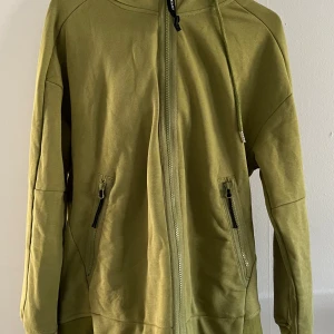 C.P. Company hoodie  - Tjena! Säljer nu min C.P company hoodie då jag inte använder den och har dessutom växt ur den. Väldigt fint skick nästan som ny, inga hål eller missfärgningar. Vid frågor Äre bara att höra av dig.  Pris kan diskuteras vid en snabb & smidig affär.