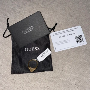 Guess ring - Nyskick inga repor eller skador  