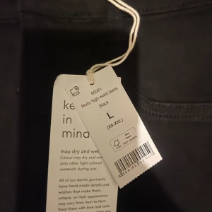 Molly jeans storlek L - Helt oanvända Molly jeans i storlek Large. Lappen sitter kvar och i nytt skick. Säljer för 200 + frakt. Skicka ett meddelande vid intresse!🥰🥰