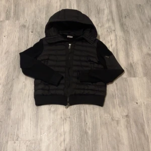 Moncler cardigan  - En moncler cardigan storlek M men passar S    Jätte bra pass form på den. Perfekt nu på våren och på sommar kvällar. Köpte den på insta för 1800