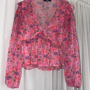 Blus BikBok - Säljer denna super fina blusen från BikBok då den inte kommer till användning. Blusen är i storlek M men passar mig jättebra som är en storlek S!💓 blusen är endast använd en gång.