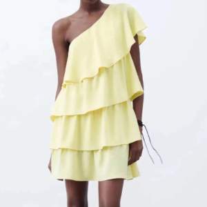 Säljer denna gula zara klänning i stl S