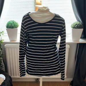 Randig långärmad t-shirt  - Säljer denna jättefina svart randiga t-shirt i s, därför att den inte kommer till andvändning längre. Andvänd några få gånger.🤍