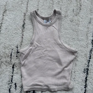 Beige topp - Jag säljer min beiga topp/linne då en inte kommer till användning. Men den känns som ny❤️❤️