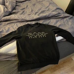 Boss tjock tröja storlek M sitter som s,  - Hej ! Säljer nu min boss tjock tröja bra skick använd rätt många ggr använder knappt den, hör gärna av er om ni är sugna, 