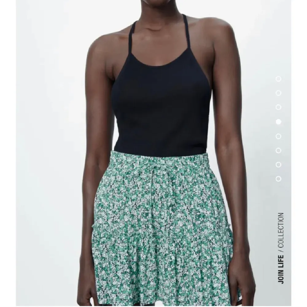 Säker denna superfina slutsålda blommiga zara kjol få den inte kommer till användning längre💚Den har inbyggda shorts så passar till allt💙🌸Har tyvärr ett lite hår där bak där av priset, men det kan man enkelt sy igen(se sista bild)💙💚 . Kjolar.