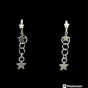 Stjärnor örhängen  - Super coola örhängen med stjärnor på, om man vill ha fler bilder är de bara att skriva, nickelsäkra handgjorda och rostfria