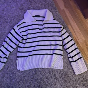 Stickad tröja  - Knappt använd. Fin stickad tröja till vardags som är i fint och bra skick. Ordinarie  Pris 399 kr.