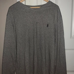 Ralph lauren  - Ralph lauren tröja grå  Pris 150  Bra skick  6 år gammal men håller fortfarande toppskick  För den har mest varit i garderoben 